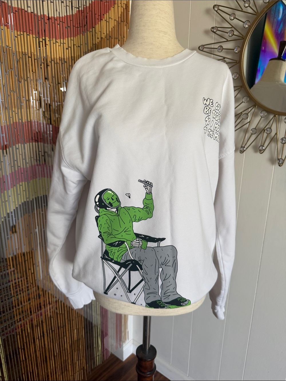 Zara White Crewneck Sweatshirt with Green Graphic Astronaut